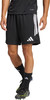 Mann in schwarzer Fußballhose mit weißen Streifen und Adidas-Logo.