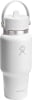 Biela fľaša Hydro Flask s rukoväťou a logom na bielom pozadí.