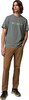Ein Mann in einem grauen T-Shirt mit Columbia-Logo und brauner Hose.