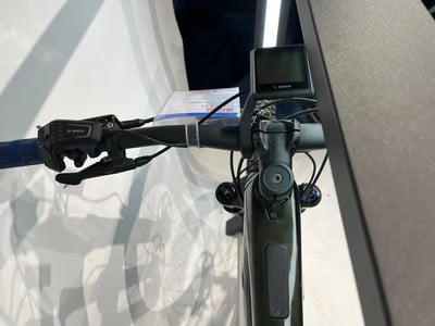 Detail eines E-Bikes mit Bosch-Display und Lenkersteuerung. Detail eines E-Bikes mit Bosch-Display und Lenkersteuerung.