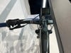 Detail eines E-Bikes mit Bosch-Display und Lenkersteuerung.