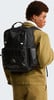 Ein Mann mit einem schwarzen Rucksack von The North Face auf dem Rücken.